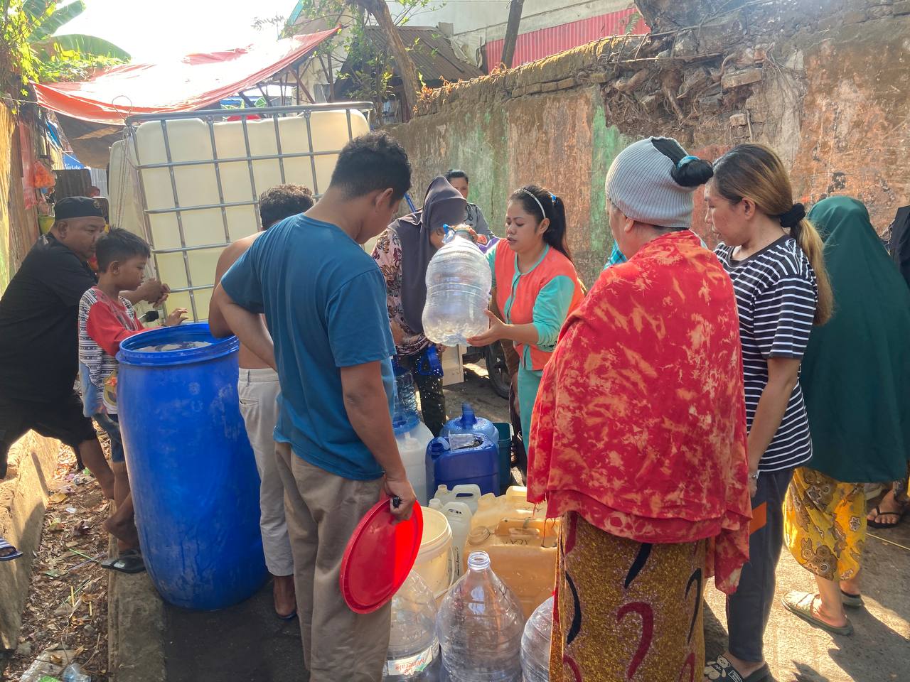 Jumat Berkah: PP IKA Unhas dan AAS Foundation Distribusikan 25 Ribu Liter Air di Tiga Titik Kelurahan di Kecamatan Tallo