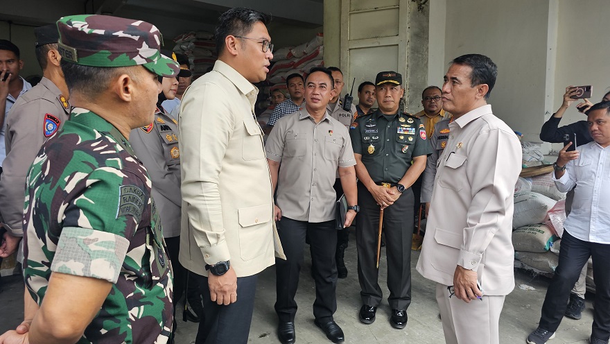 Sidak Toko Beras di Magelang, Mentan Amran dan Wamentan Temukan Beras Dijual di Atas HET